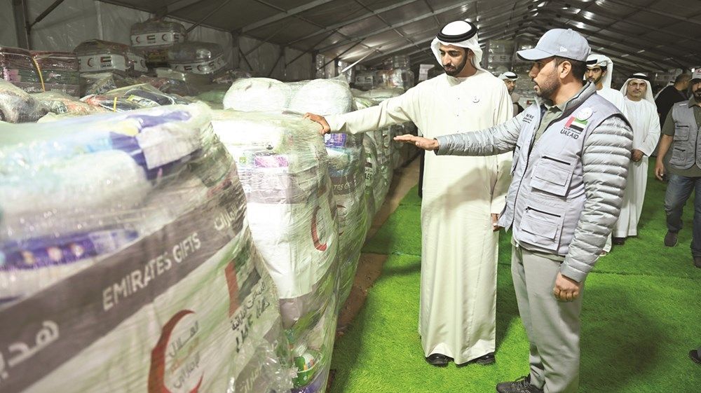 شخبوط بن نهيان يتفقد مستودعات المساعدات الإماراتية الإغاثية الموجهة إلى غزة