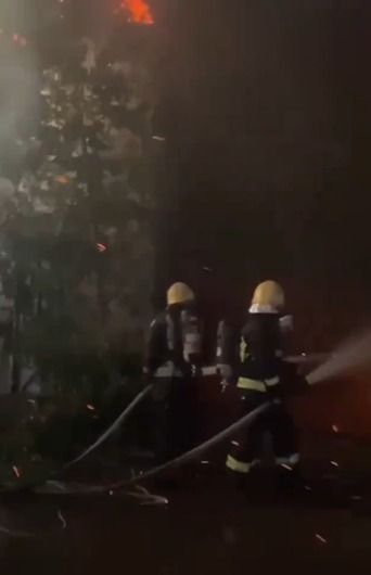 إخماد حريقًا في مستودع بجدة .. فيديو