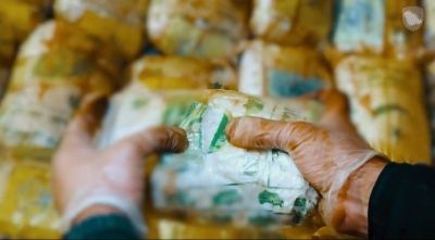 تراند اليوم : عُثر عليها مخبأة داخل مركبة بطريقة ماكرة.. شاهد: إحباط تهريب 43 كيلو غرام "شبو" عبر منفذ الربع الخالي