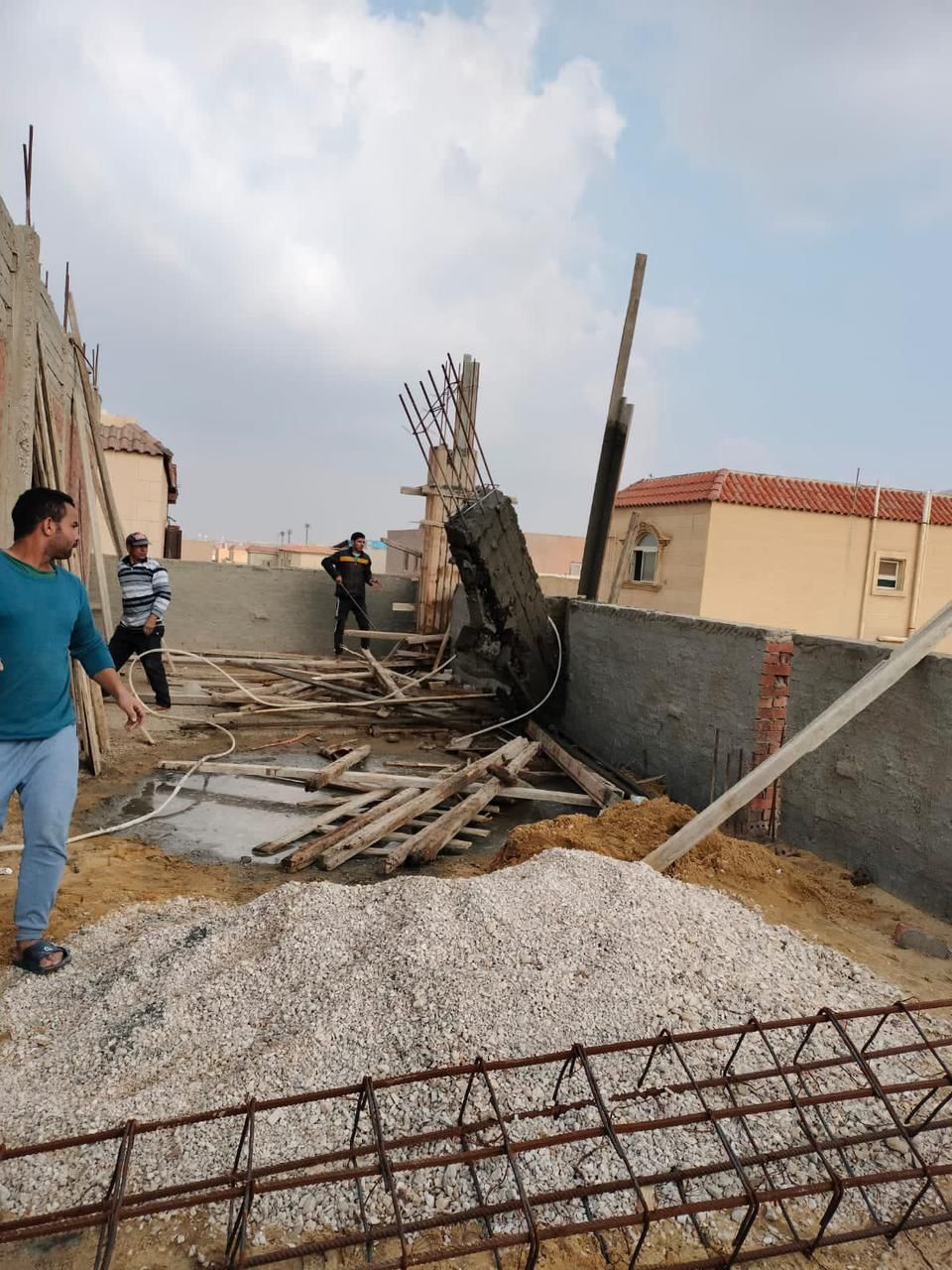 جهاز مدينة القاهرة الجديدة يزيل مخالفات بناء فى مهدها بعدة مناطق