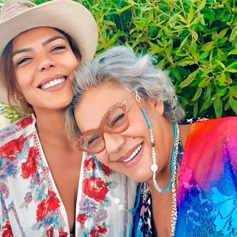 ناهد السباعى تودع العام بصور مع والدتها الراحلة ورسالة مؤثرة