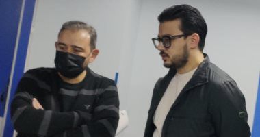 بدء مراسم عزاء والدة الموزع أحمد عادل.. وتامر حسين وعزيز الشافعى أول الحاضرين