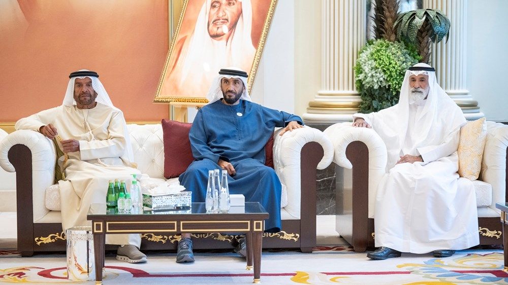 طحنون بن محمد والشيوخ يتقبلون التعازي في وفاة مهرة بنت خالد