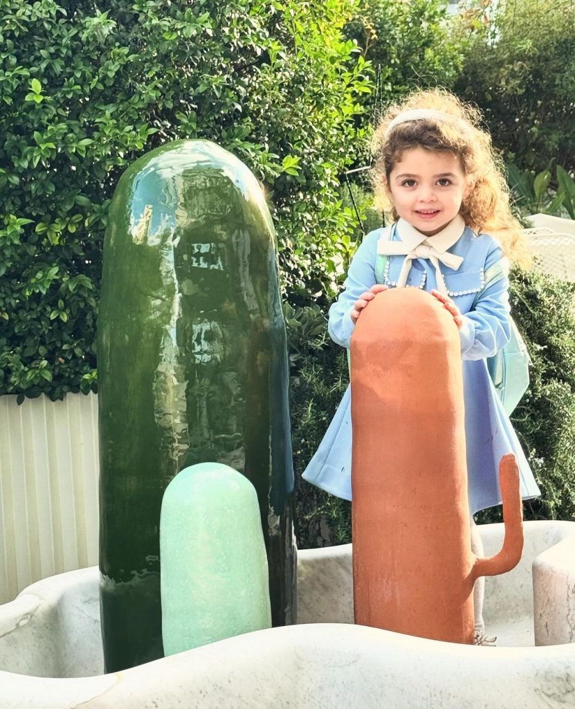 حفيدة “إيلي صعب” في أحدث ظهور .. وملامحها الشقراء الجذابة حديث المتابعين