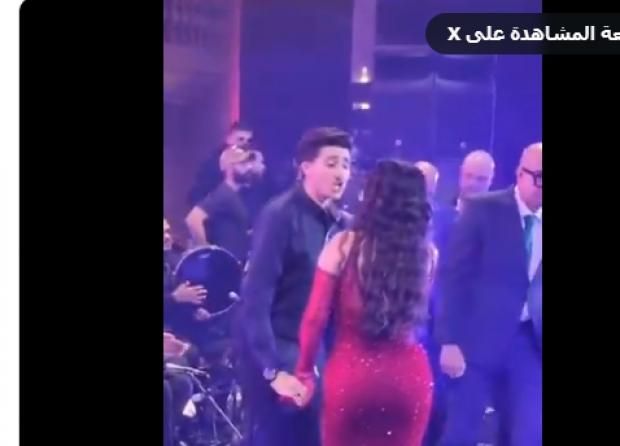 معجب يقتحم حفل هيفاء وهبي في رأس السنة ببيروت.. رد فعلها غير متوقع