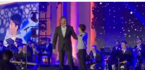 لهذا السبب.. اقتحم الطفل الصغير حفل كاظم الساهر (صور)