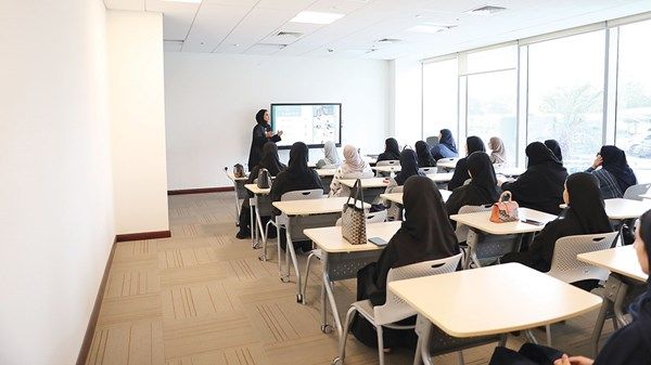 شرطة دبي تستقبل وفداً من طالبات جامعة زايد