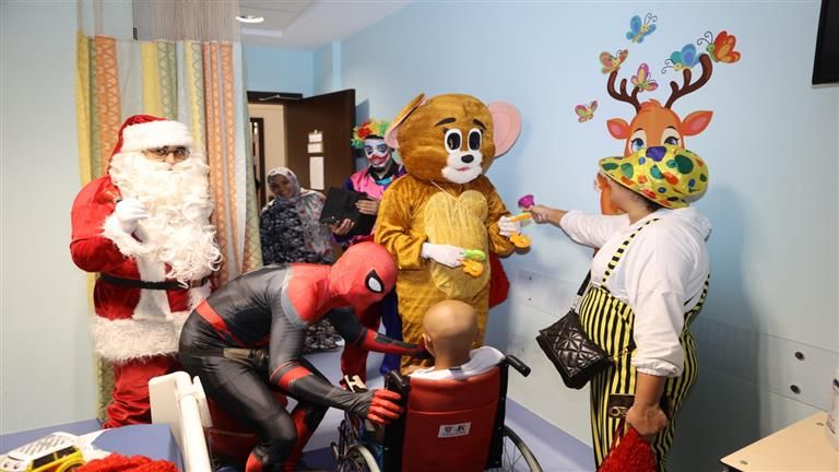 "سبايدرمان وبابا نويل" يحتفلان بالعام الجديد مع محاربي السرطان في الأقصر - صور