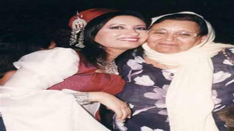 قبل وفاتها اليوم.. تفاصيل أغنية أهدتها لطيفة لوالدتها الراحلة