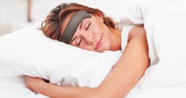 علماء بريطانيون يطورون عصابة رأس ذكية لوقف الجز على الأسنان أثناء النوم