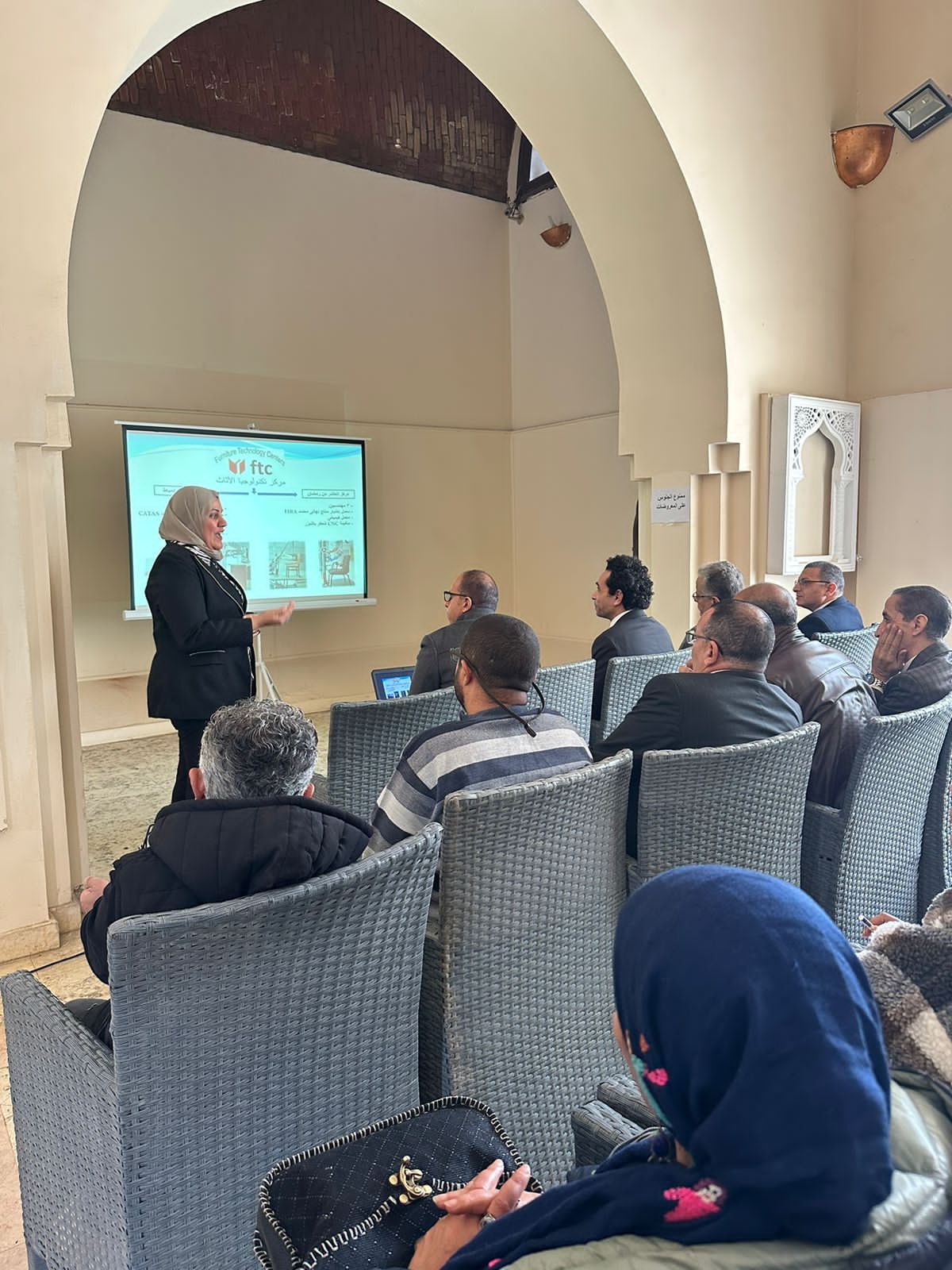 اجتماع موسع بين ممثلي الثقافة والتجارة والصناعة لمناقشة التعاون وسُبل تسويق منتجات الحرف التراثية