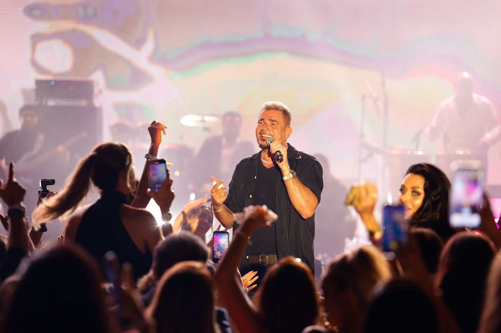 عمرو دياب يحيى حفل رأس السنة فى دبى ويغنى وسط جمهوره