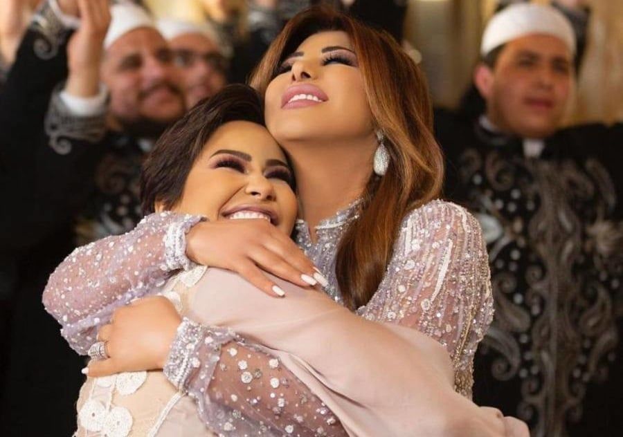 شاهد نجوى كرم تهنئ شيرين بمناسبة طلاقها