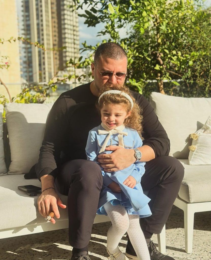 حفيدة “إيلي صعب” في أحدث ظهور .. وملامحها الشقراء الجذابة حديث المتابعين