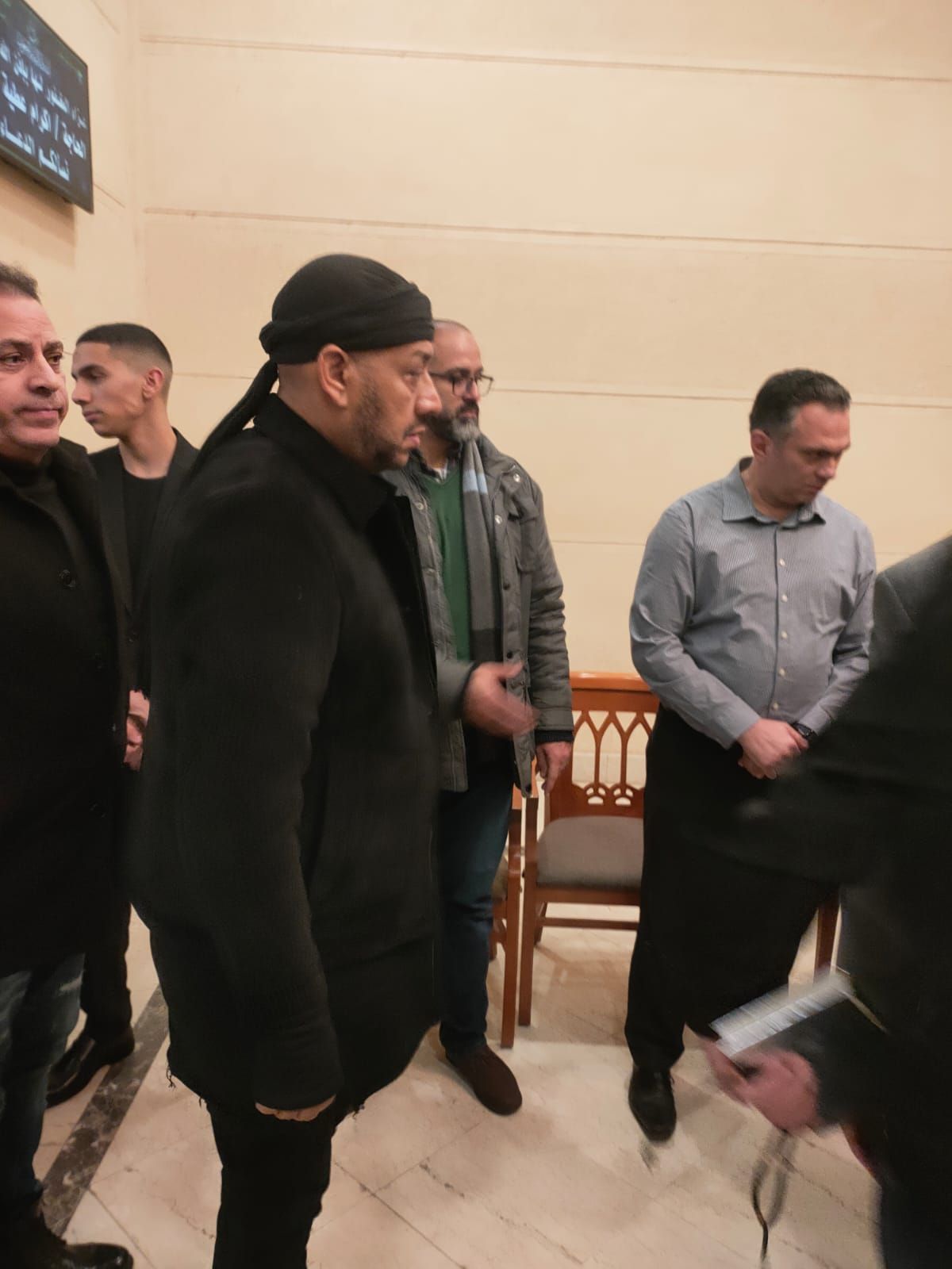 عصام كاريكا والمنشد مصطفى عاطف يقدمان واجب العزاء فى والدة الموزع أحمد عادل