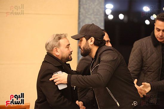 حمادة هلال وأحمد جمال وسعد الصغير بعزاء والدة الموزع أحمد عادل.. صور