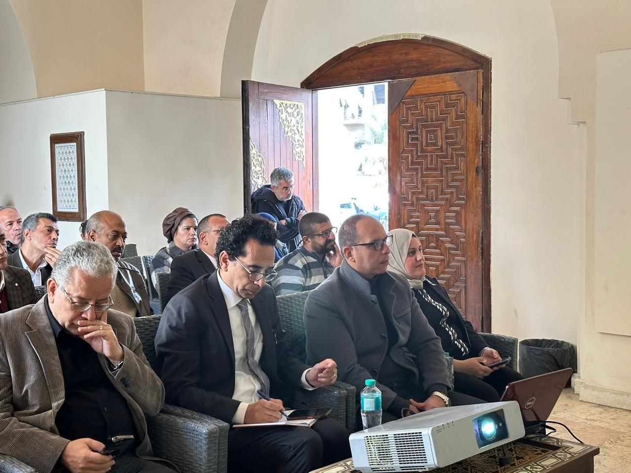 اجتماع موسع بين ممثلي الثقافة والتجارة والصناعة لمناقشة التعاون وسُبل تسويق منتجات الحرف التراثية