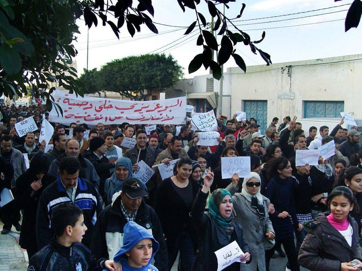 بوعزيزي جديد يضرم النار بجسده في تونس