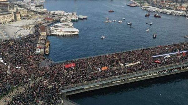 آلاف الأتراك يشاركون في مسيرة لدعم فلسطين