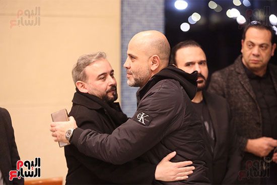 حمادة هلال وأحمد جمال وسعد الصغير بعزاء والدة الموزع أحمد عادل.. صور