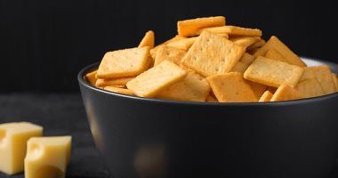 6 أضرار تصيب طفلك لو فطرتيه بسكويت.. اعرفيها