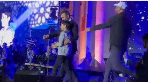 لهذا السبب.. اقتحم الطفل الصغير حفل كاظم الساهر (صور)