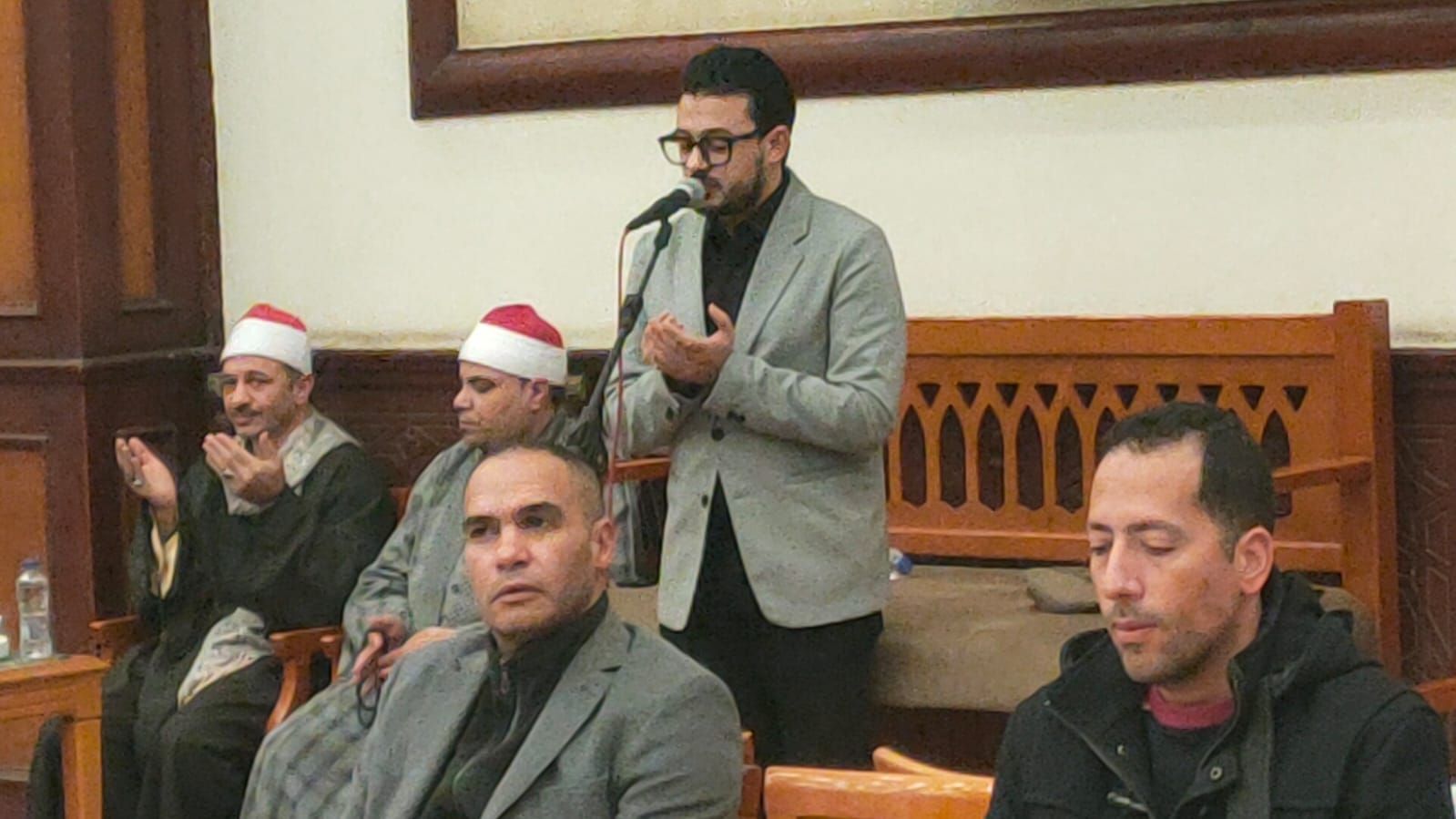 عصام كاريكا والمنشد مصطفى عاطف يقدمان واجب العزاء فى والدة الموزع أحمد عادل