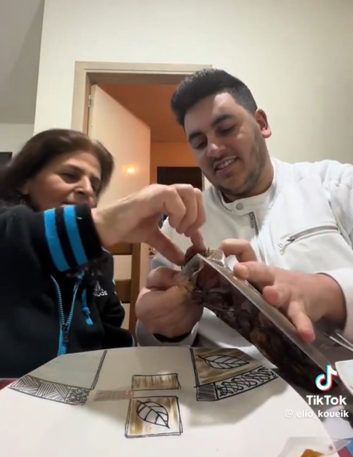 شاب لبناني يقوم بتجربة التمر السعودي لأول مرة مع والدته .. فيديو