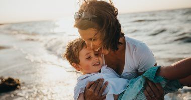 القانون يمنح المرأة العاملة الكافلة لطفل إجازة الأم الطبيعية.. النص