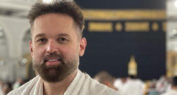 محمد محمود عبد العزيز يستقبل العام الجديد في مكة بأداء مناسك العمرة