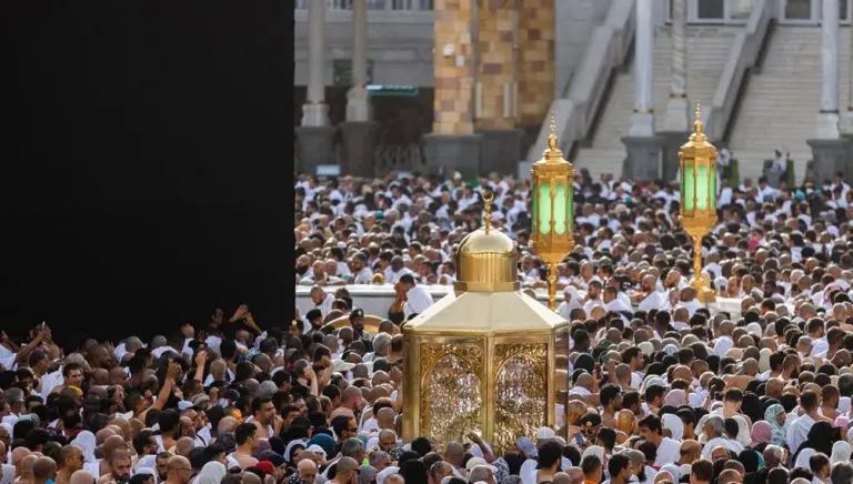 هل يجوز السفر لأداء العمرة بدون محرم ؟.. أمين الفتوى يجيب