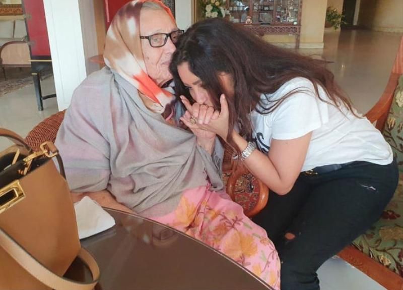 الموت يَفجع النجمة التونسية لطيفة بأحد أفراد العائلة: نور عيني وعمري كله