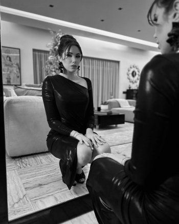 بالصور- دانييلا رحمة تستعرض أنوثتها بفستان أسود لامع..إليكم كم بلغ سعره!