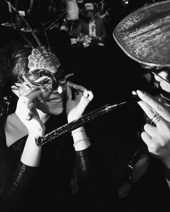 بالصور- دانييلا رحمة تستعرض أنوثتها بفستان أسود لامع..إليكم كم بلغ سعره!