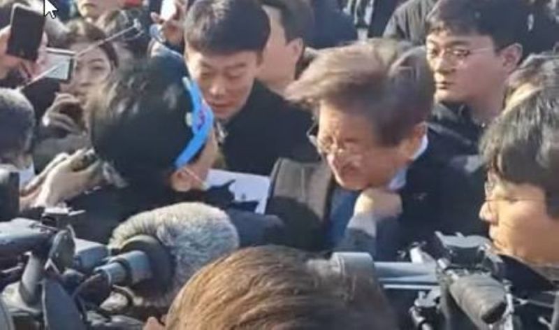 تراند اليوم : شاهد : لحظة طعن زعيم معارضة كوري جنوبي في رقبته خلال مؤتمر صحفي