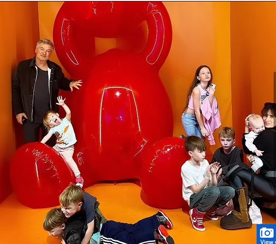 أليك بالدوين مع زوجته وأطفاله السبعة فى بداية العام ويتناسى محنته الأخيرة