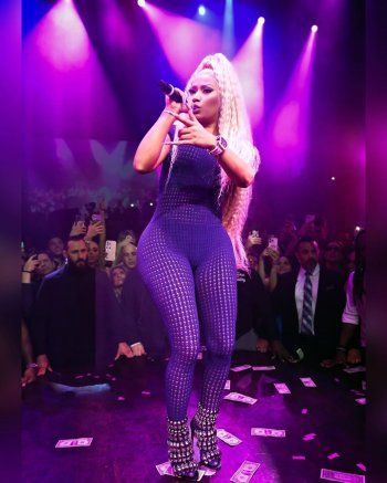 بالفيديو- بجامبسوت كاشف..نيكي ميناج تحدث جدلاً كبير بسبب إطلالتها