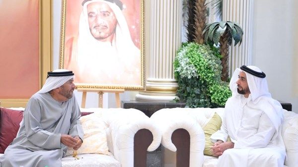 سيف بن زايد يقدم واجب العزاء في وفاة الشيخة مهرة بنت خالد آل نهيان