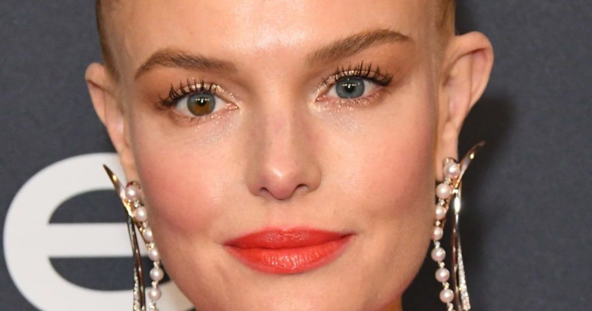 كيت بوسورث عشقت ركوب الخيل منذ الطفولة .. وتميزت بإختلاف لون عينيها