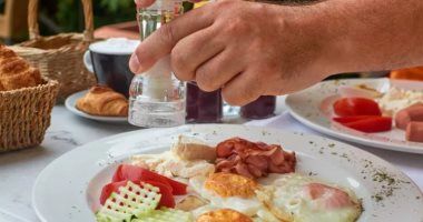 الإفراط في تناول الملح على طعامك يزيد خطر الإصابة بأمراض الكلى المزمن