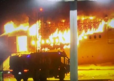 تراند اليوم : شاهد.. اشتعال النيران في طائرة ركاب واحتراقها بالكامل والكشف عن السبب