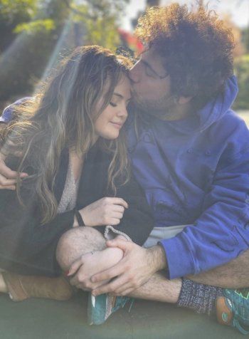 سيلينا غوميز بأحدث إطلالة رومانسية لها مع حبيبها بيني بلانكو .. فهل إرتبطت به رسمياً ؟