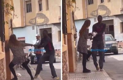 تراند اليوم : شاهد.. شاب أفريقي يمسك امرأة بالقوة ويحاول سرقة " أسورة ذهب" من يدها ويخلع ملابسها