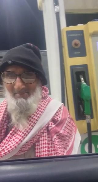 جمعية تنمية الأفلاج تودع مقيماً باكستانياً بالهدايا .. فيديو