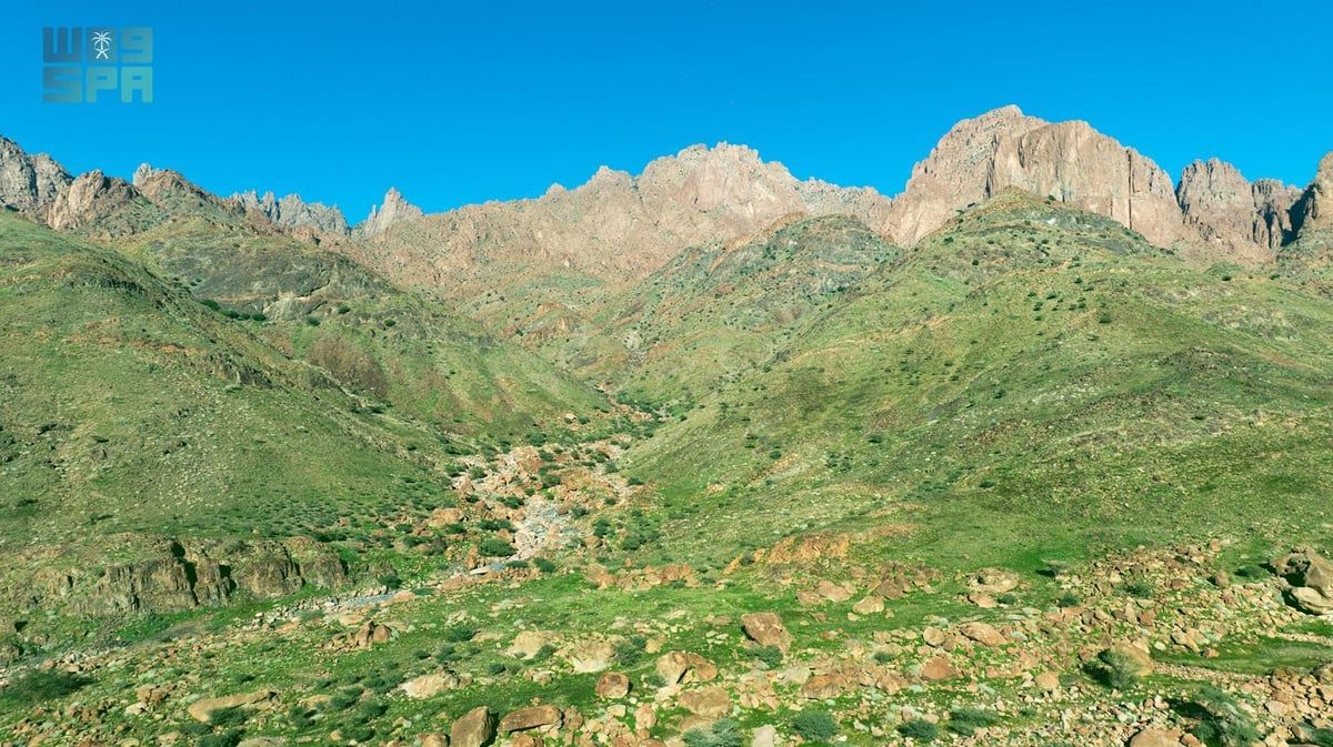 طبيعة خلابة وشلالات مياه.. طبيعة "تلعة نزا" الساحرة تشهد لها سيارات المتنزهين!