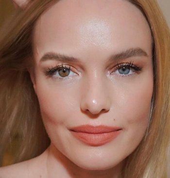 كيت بوسورث عشقت ركوب الخيل منذ الطفولة .. وتميزت بإختلاف لون عينيها