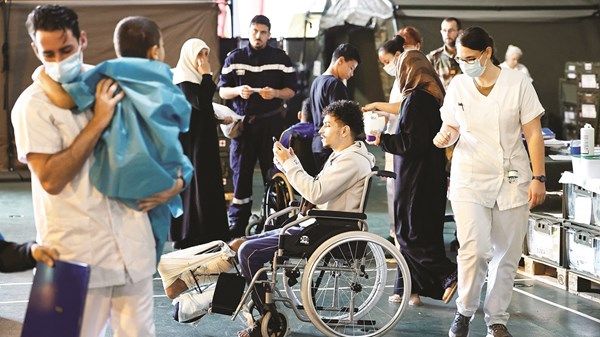 علاج 100 جريح من غزة على متن حاملة مروحيات فرنسية