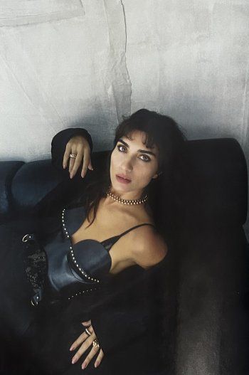 توبا بويوكستون بصورة شديدة الجرأة احتفالاً بتتويجها أفضل ممثلة لعام 2023