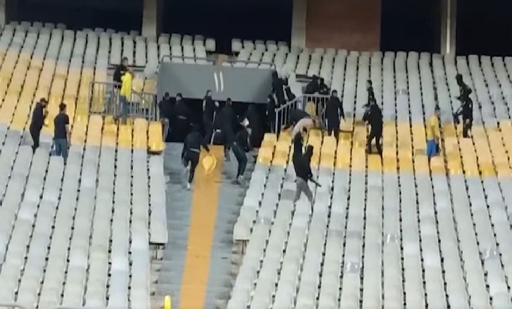 بالفيديو.. اشتباكات عنيفة بين جماهير المصري والإسماعيلي.. وعقوبات رادعة في الانتظار