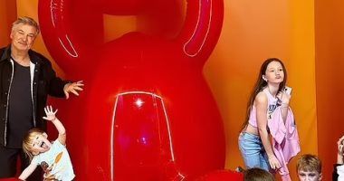 أليك بالدوين مع زوجته وأطفاله السبعة فى بداية العام ويتناسى محنته الأخيرة